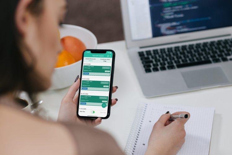 Mit der Plan App behätst Du auch unterwegs den Überblick über Deinen Dienstplan