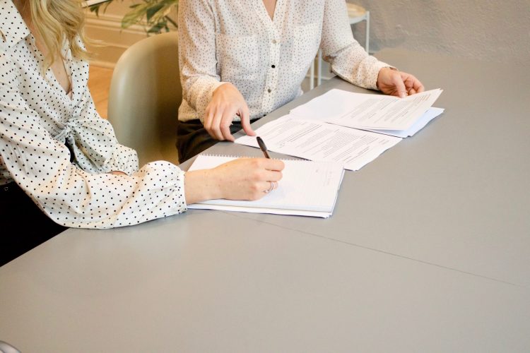 contracted hours in UK