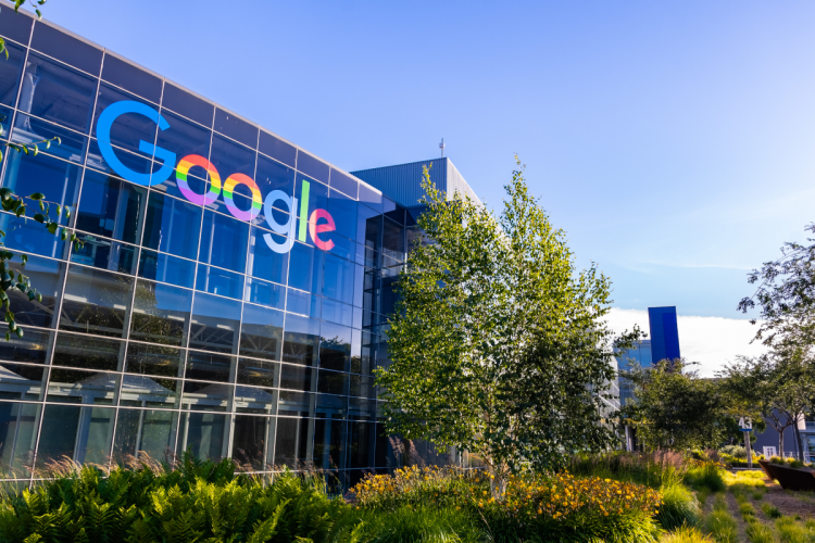 Googleplex mit Schriftzug in Regenbogenfarben