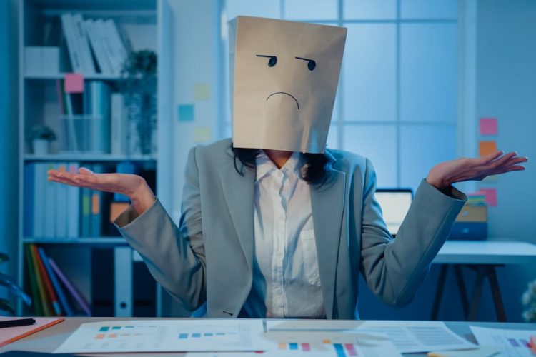 employee pulse survey at workplaces to gather staff feedback and workers mood. A comprehensive guide to conduct pulse surveys for SMEs in the UK.