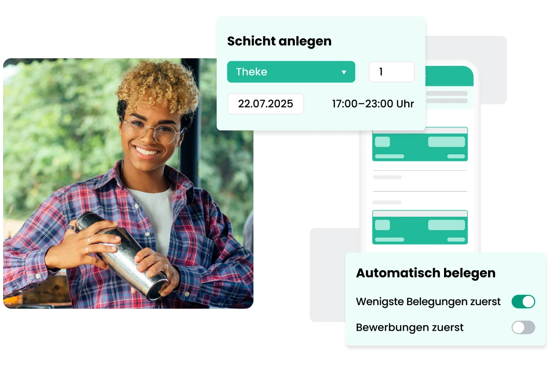 Lächelnde Frau arbeitet draußen an der Theke einer Bar mit einer Dienstplanungs-Software im Vordergrund