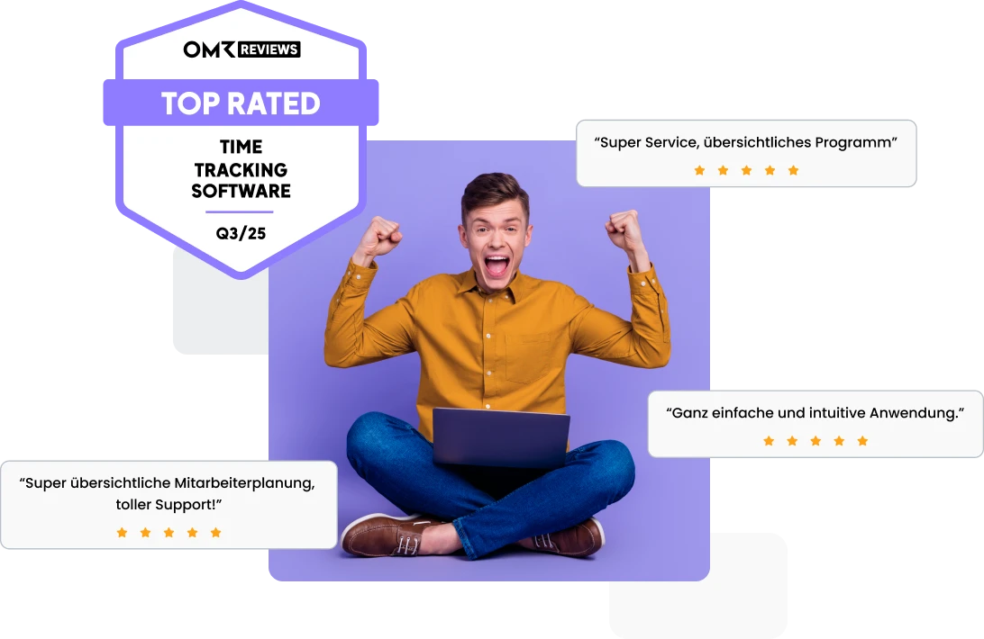 Mann im Schneidersitz freut sich über die Bewertungen auf OMR Reviews