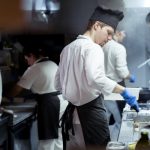 Beschäftigte Köche in einer Restaurantküche