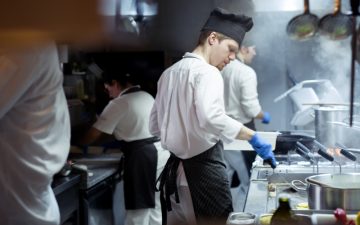 Beschäftigte Köche in einer Restaurantküche