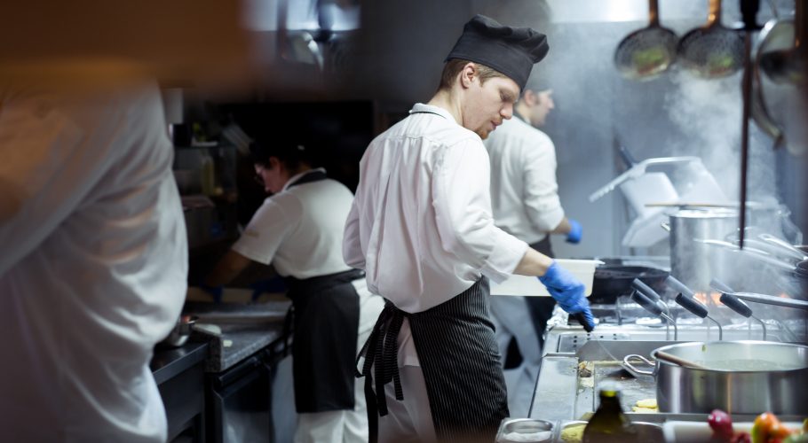 Beschäftigte Köche in einer Restaurantküche