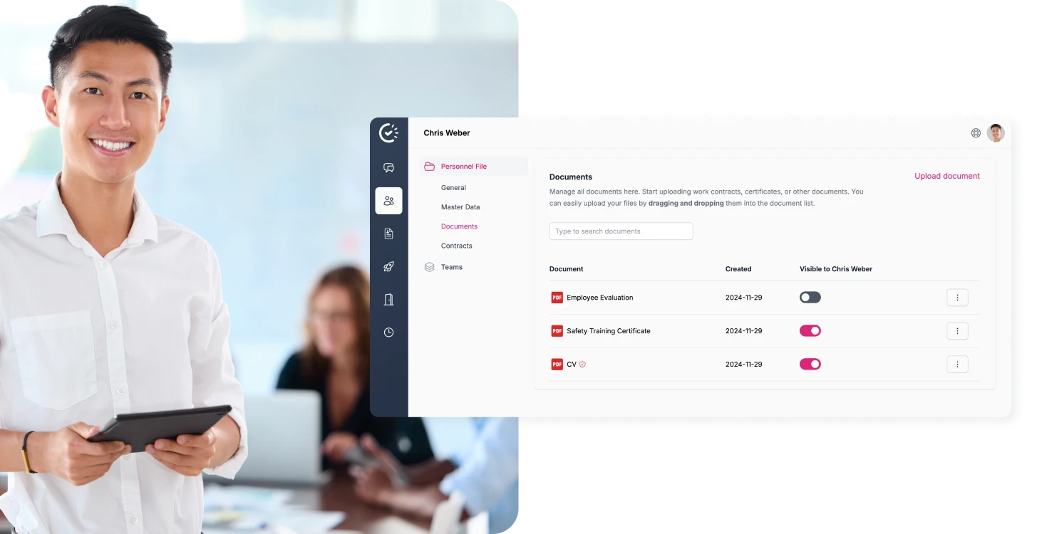 Mann mit Tablet neben Screenshot des Dokumentenmanagements in Papershift Pulse