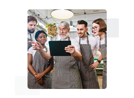 Küchenpersonal bei Dienstbesprechung mit Tablet
