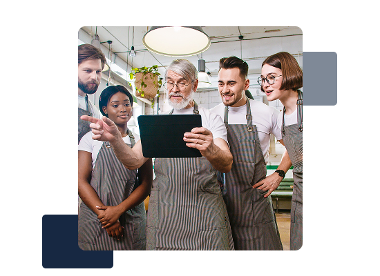 Küchenpersonal bei Dienstbesprechung mit Tablet