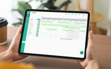 Woman holding tablet which shows the calendar view of Papershift