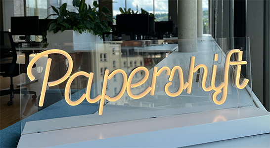 Papershift Logo als Leuchtschild im Karlsruher Büro